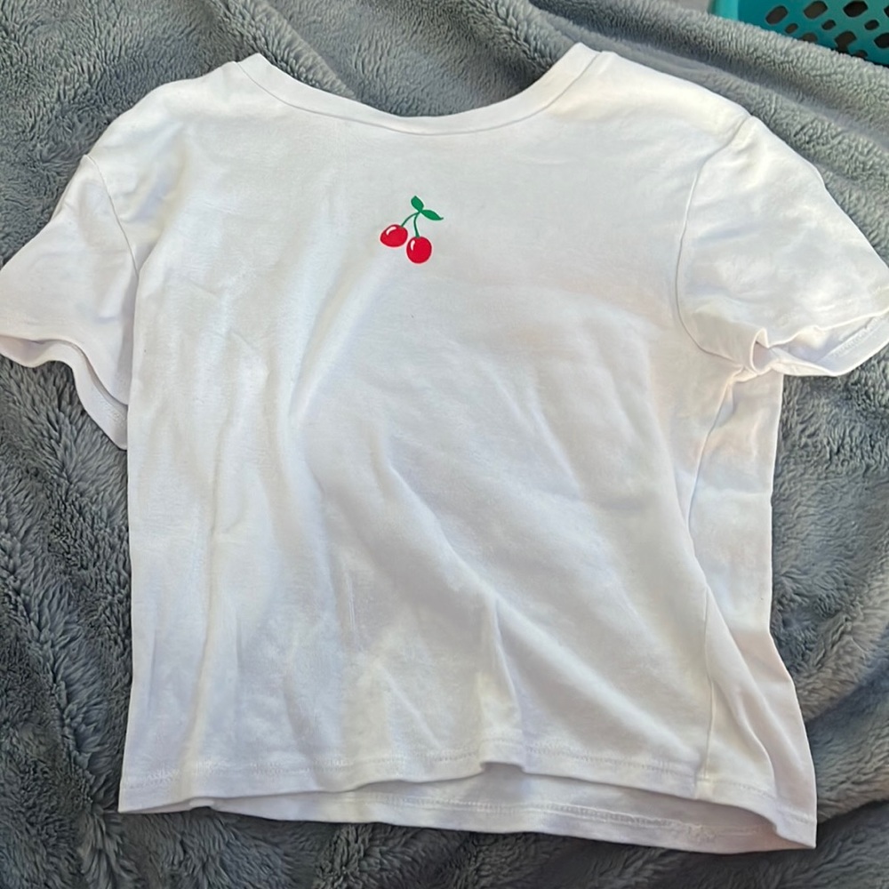 white tshirt large